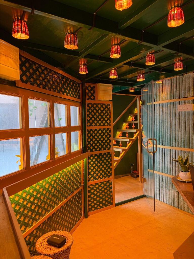 Lattice walls and warm pendant lighting